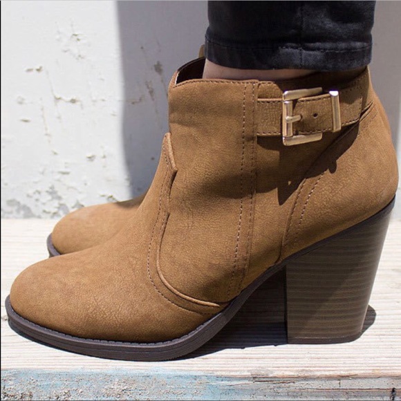 Boutique Shoes - Tan Chunky Heel Buckle Detail Western Ankle Bootie